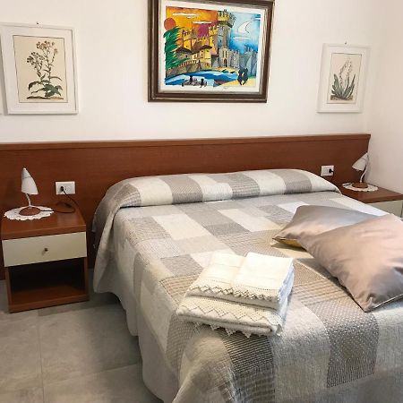 Casa Mary Due - Trilocale Con Giardino Privato A Due Passi Dal Lago Sirmione Ngoại thất bức ảnh