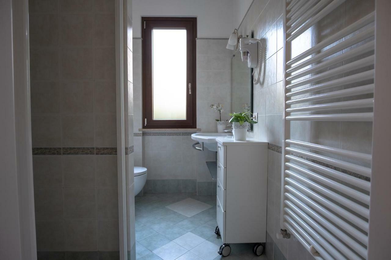 Casa Mary Due - Trilocale Con Giardino Privato A Due Passi Dal Lago Sirmione Ngoại thất bức ảnh