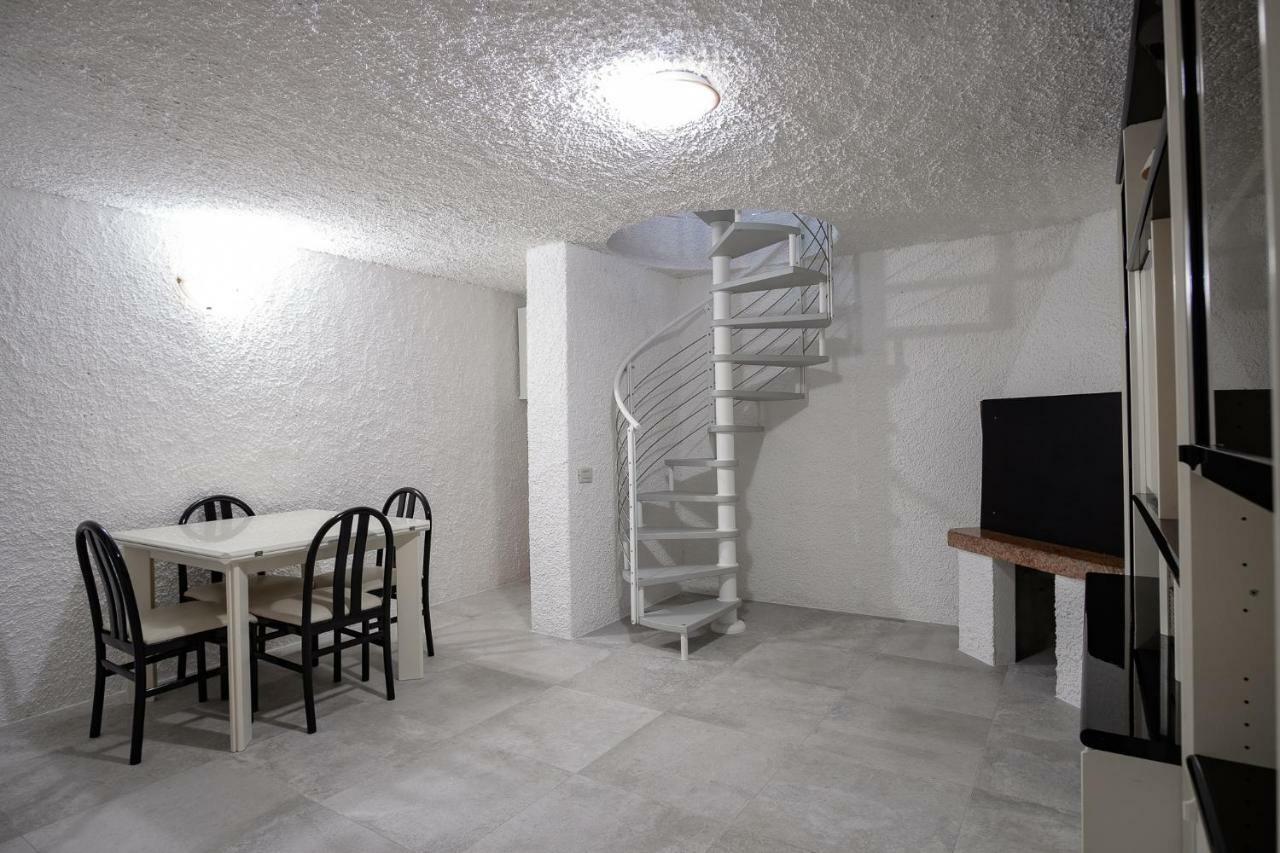 Casa Mary Due - Trilocale Con Giardino Privato A Due Passi Dal Lago Sirmione Ngoại thất bức ảnh