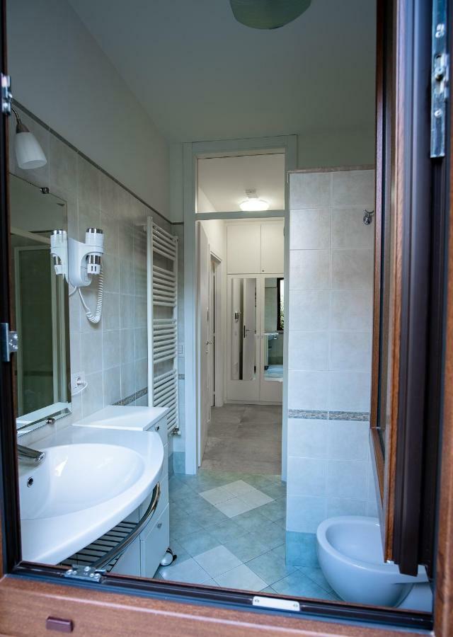 Casa Mary Due - Trilocale Con Giardino Privato A Due Passi Dal Lago Sirmione Ngoại thất bức ảnh